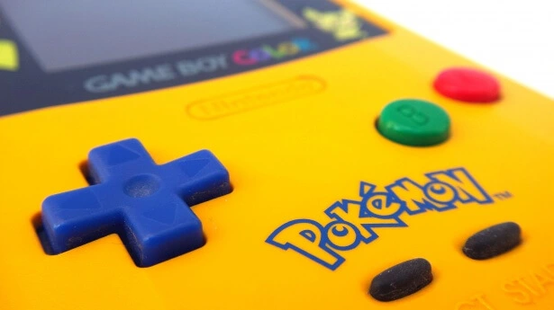 Videoconsola GameBoy Color edición del videojuego Pokemon amarillo