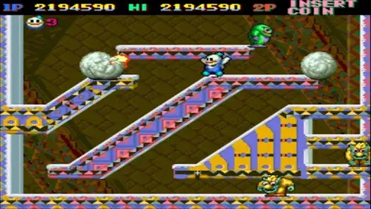 Snow Bros haciendo bolas de nieve en la versión de recreativa