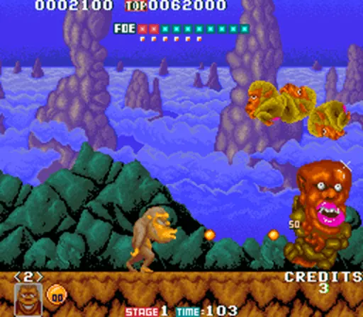 Toki contra uno de los jefes del juego